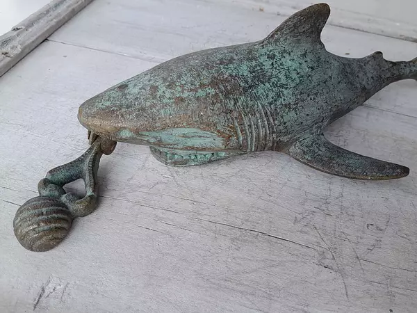 Aldaba Tiburón En Bronce Patinado