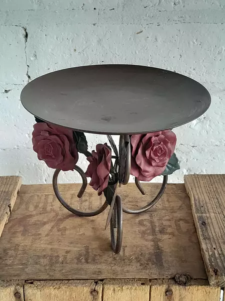 Soporte Metálico Y Rosas De Resina