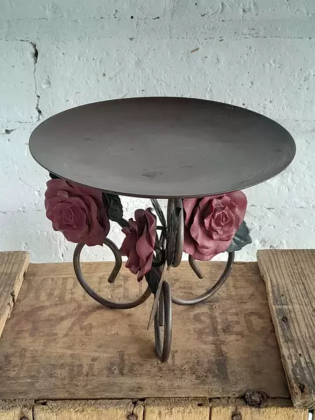 Soporte Metálico Y Rosas De Resina