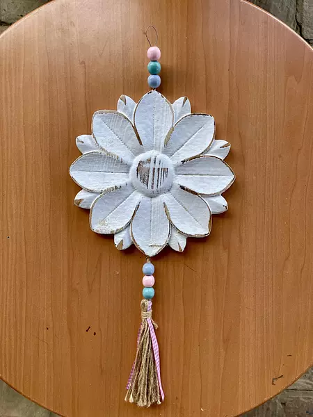 Flor Rústica Tallada En Madera Con Tassel Y Cuentas