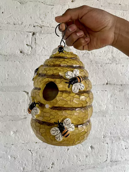 Figura De Colmena Con Abejas En Resina