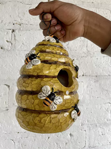 Figura De Colmena Con Abejas En Resina