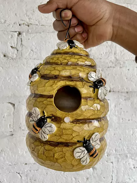 Figura De Colmena Con Abejas En Resina