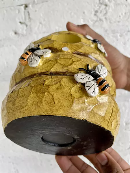 Figura De Colmena Con Abejas En Resina