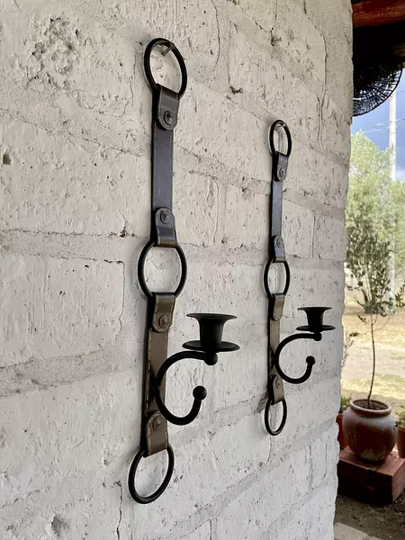 Pareja De Candelabros Metálicos Con Forma De Correa Cuero