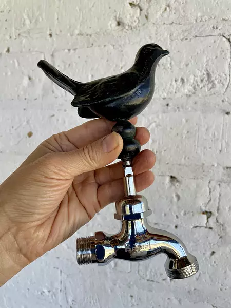 Llave Para Tubo De Agua Con Pájaro De Bronce