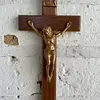 Crucifijo Madera Y Resina