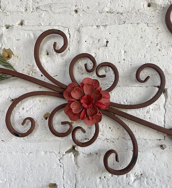 Aplique Pared Con Arabescos Y Flor En El Centro
