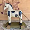 Caballo Tallado En Madera Con Ruedas Y Cola Trenzada