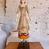 Figura De Muñeca Artesanal Sobre Pedestal