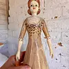 Figura De Muñeca Artesanal Sobre Pedestal
