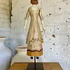 Figura De Muñeca Artesanal Sobre Pedestal