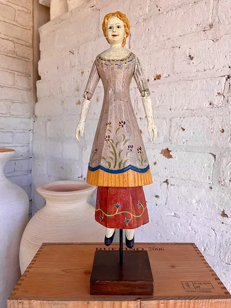 Figura De Muñeca Artesanal Sobre Pedestal
