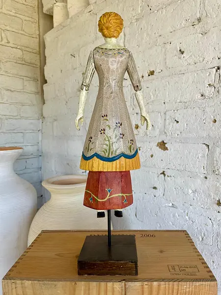 Figura De Muñeca Artesanal Sobre Pedestal