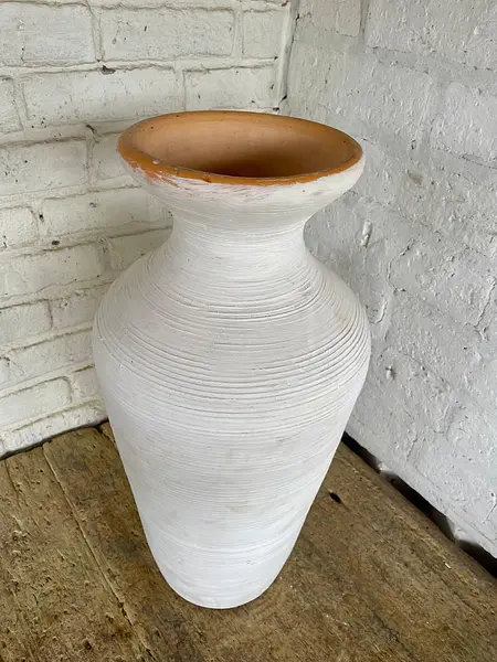 Tinaja En Cerámica Elaborada Por Alfareros En Boyacá.