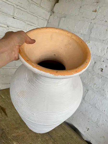 Tinaja En Cerámica Elaborada Por Alfareros En Boyacá.