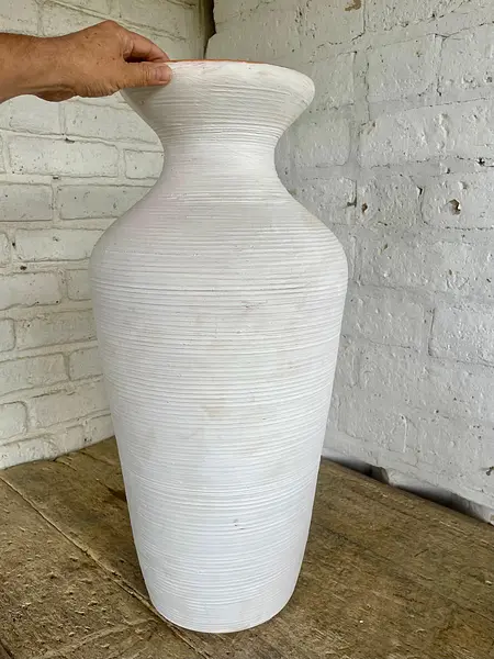 Tinaja En Cerámica Elaborada Por Alfareros En Boyacá.