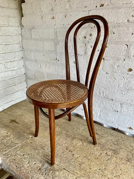 Silla Estilo Thonet Con Asiento Tejido - Rumania 1960