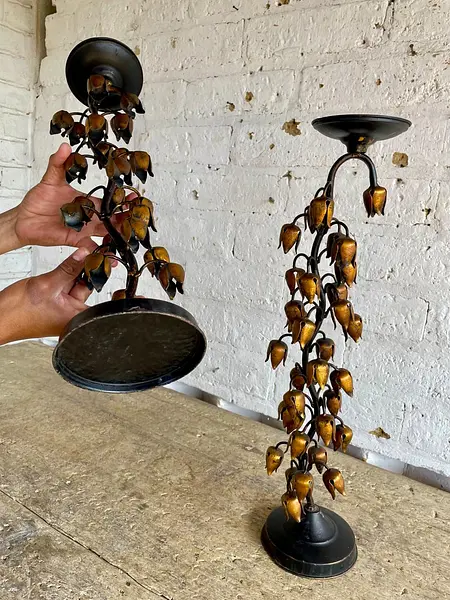Par De Candelabros Metálicos Dorados Lirios De Los Valles