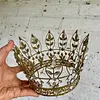 Corona Decorada Con Adornos Que Imitan Diamantes