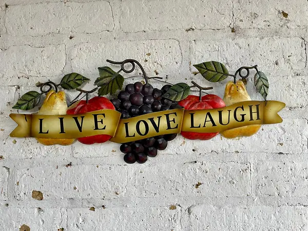 Placa Con Frutas Hojas Y Cinta "Vive, Ama, Rie"