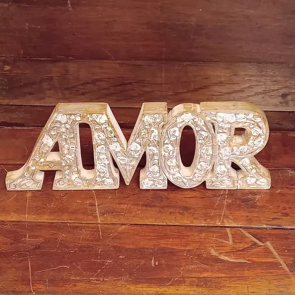 Letrero Tallado Con La Palabra Amor