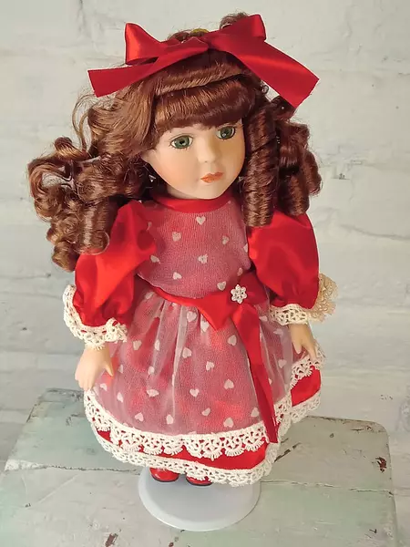 Muñeca De Rizos Y Traje Rojo