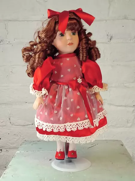 Muñeca De Rizos Y Traje Rojo