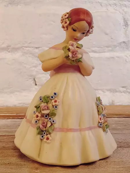 Muñeca Con Cinturón Rosado Y Tocado De Flores