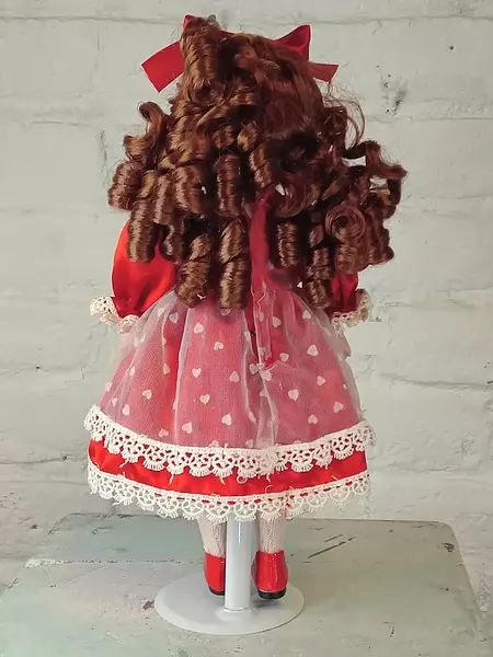 Muñeca De Rizos Y Traje Rojo