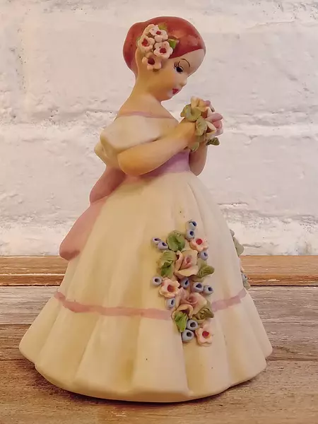 Muñeca Con Cinturón Rosado Y Tocado De Flores